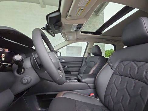 New 2026 Nissan Pathfinder Platinum FWD image 7
