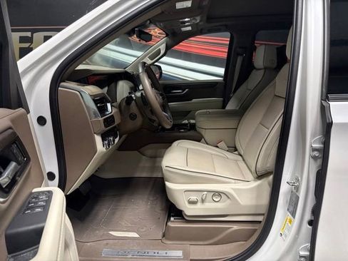 Used 2025 GMC Yukon XL Denali w/ Denali Reserve Package AWD/4WD image 4