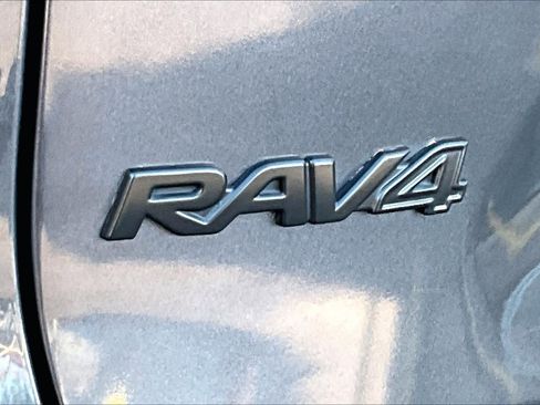 Used 2022 Toyota RAV4 LE image 9