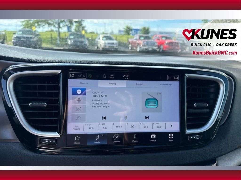 Used 2023 Chrysler Pacifica Touring-L FWD image 26