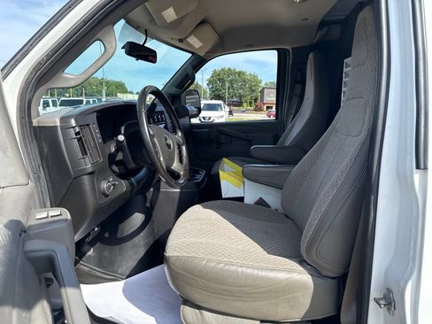 Used 2018 Chevrolet Express 3500 w/ Driver Convenience Package RWD image 24