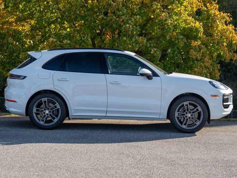 Certified 2025 Porsche Cayenne image 8