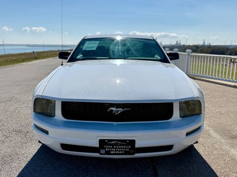 Used 2008 Ford Mustang DELUXE COUPE image 2