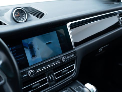 Certified 2021 Porsche Macan image 27