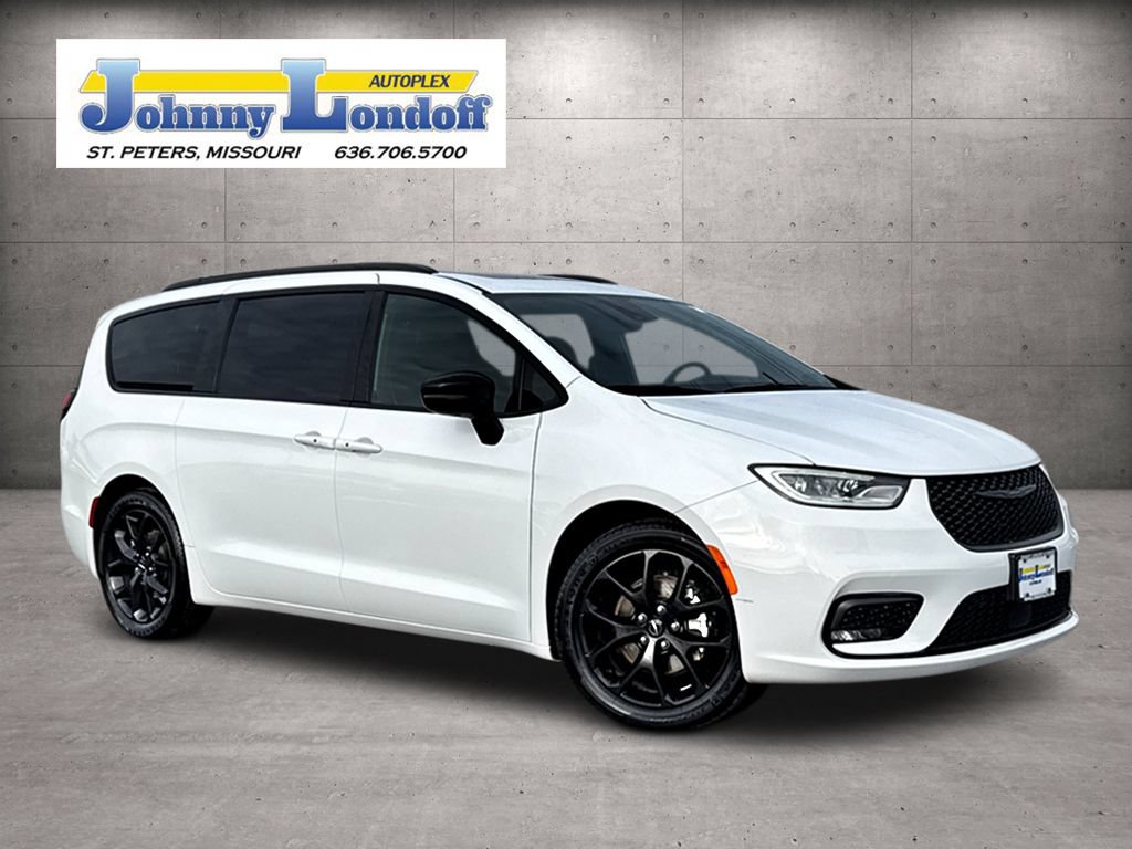 Used 2025 Chrysler Pacifica Limited FWD image 1