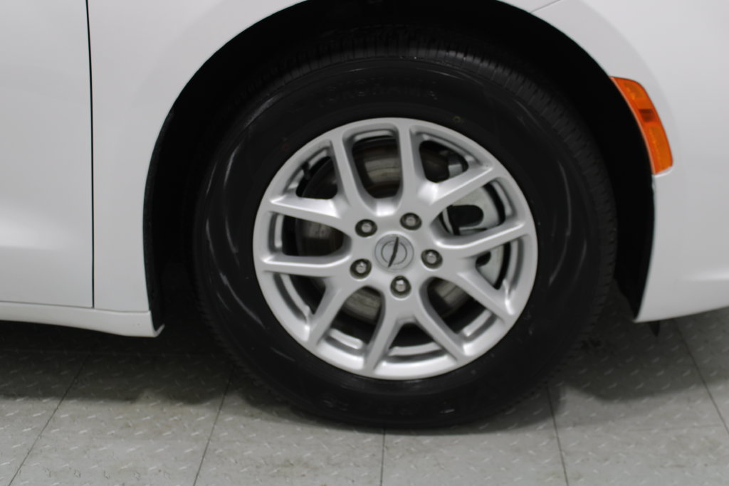 Used 2022 Chrysler Pacifica Touring-L FWD image 4