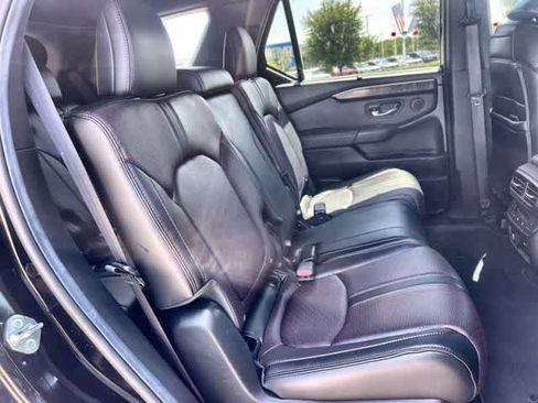 Certified 2025 Honda Pilot Black Edition image 14