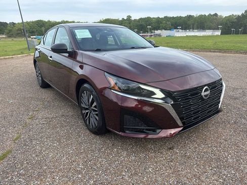 Used 2024 Nissan Altima 2.5 SV image 2