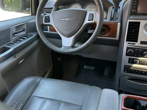 Used 2008 Chrysler Town & Country Touring FWD image 15