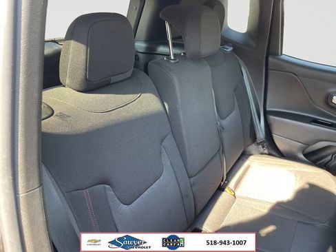 Used 2022 Jeep Renegade Trailhawk AWD/4WD image 17