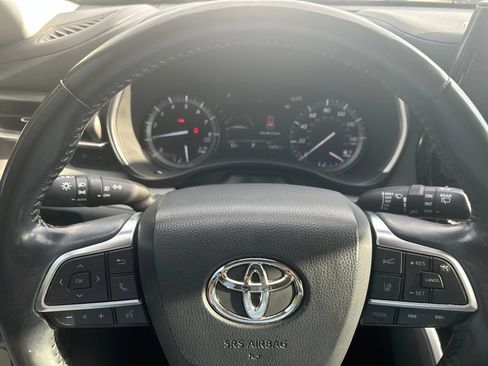 Used 2021 Toyota Highlander XLE FWD image 6