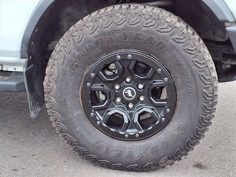 Used 2023 Ford Bronco Wildtrak image 9