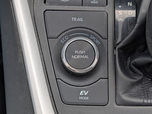 Certified 2021 Toyota RAV4 LE image 32