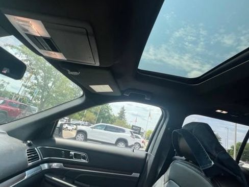 Used 2018 Ford Explorer Limited w/ Equipment Group 301A AWD/4WD image 6