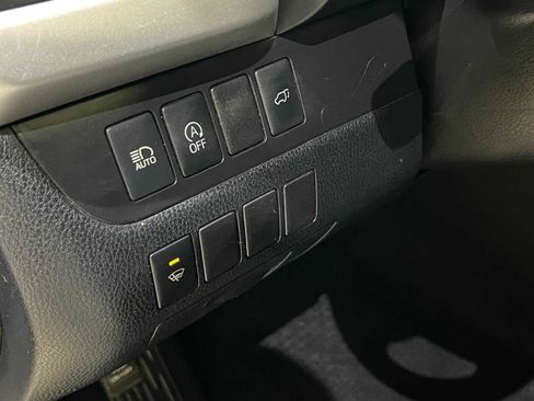 Used 2018 Toyota Highlander SE image 16