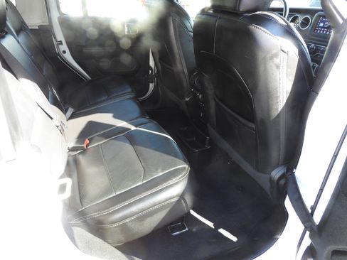 Used 2019 Jeep Wrangler Unlimited Sahara w/ Cold Weather Group image 9