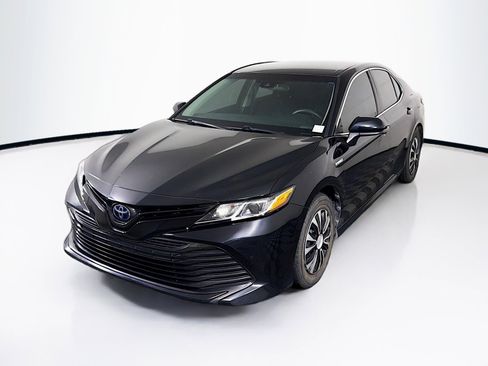 Used 2018 Toyota Camry LE FWD image 3