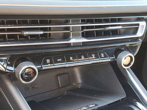 Used 2025 Chevrolet Traverse LT image 23