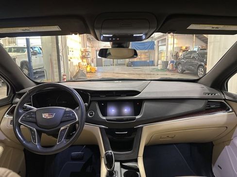 Used 2018 Cadillac XT5 Luxury w/ Driver Awareness Package image 17