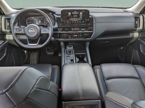 Used 2024 Nissan Pathfinder SL w/ Black Appearance Package image 18