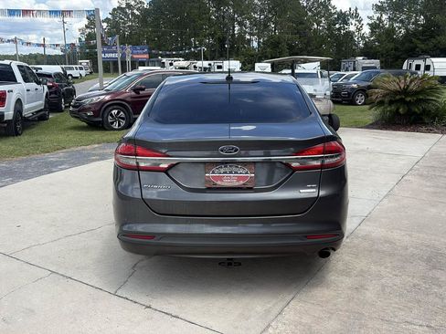 Used 2017 Ford Fusion SE w/ Fusion SE Technology Package FWD image 6
