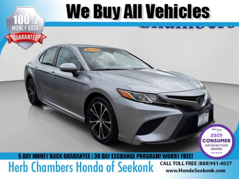 Used 2020 Toyota Camry SE FWD image 1