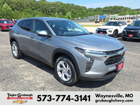 New 2026 Chevrolet Trax LS w/ LS Convenience Package FWD image 2