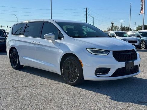 Used 2022 Chrysler Pacifica Touring-L w/ S Appearance Package FWD image 8