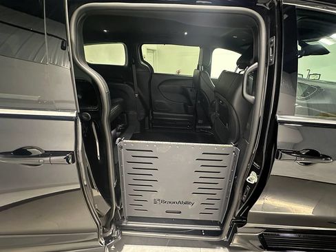 Used 2025 Chrysler Pacifica Select FWD image 23