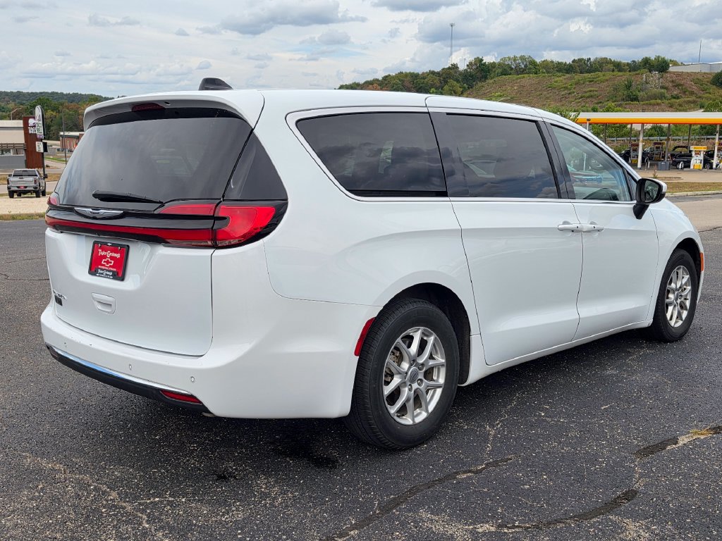 Used 2023 Chrysler Pacifica Touring-L FWD image 9