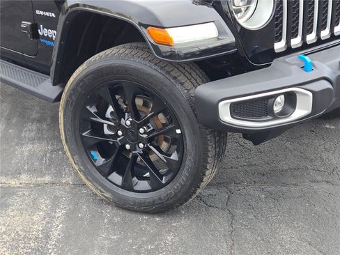 Used 2022 Jeep Wrangler Unlimited Sahara w/ Cold Weather Group image 3