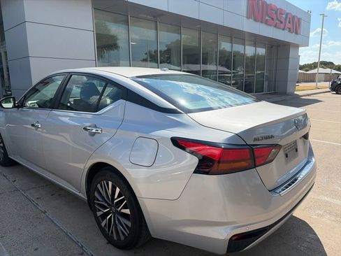 Used 2023 Nissan Altima 2.5 SV FWD image 12