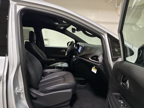 New 2026 Chrysler Pacifica Select w/ S Appearance Package AWD/4WD image 21