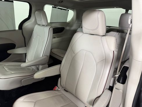 Used 2018 Chrysler Pacifica Limited FWD image 19