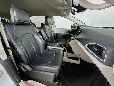 Used 2023 Chrysler Pacifica Touring-L FWD image 32