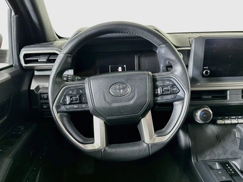 Used 2025 Toyota 4Runner SR5 AWD/4WD image 18