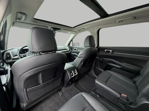 Certified 2025 Kia Sorento EX w/ Panoramic Sunroof Package image 30