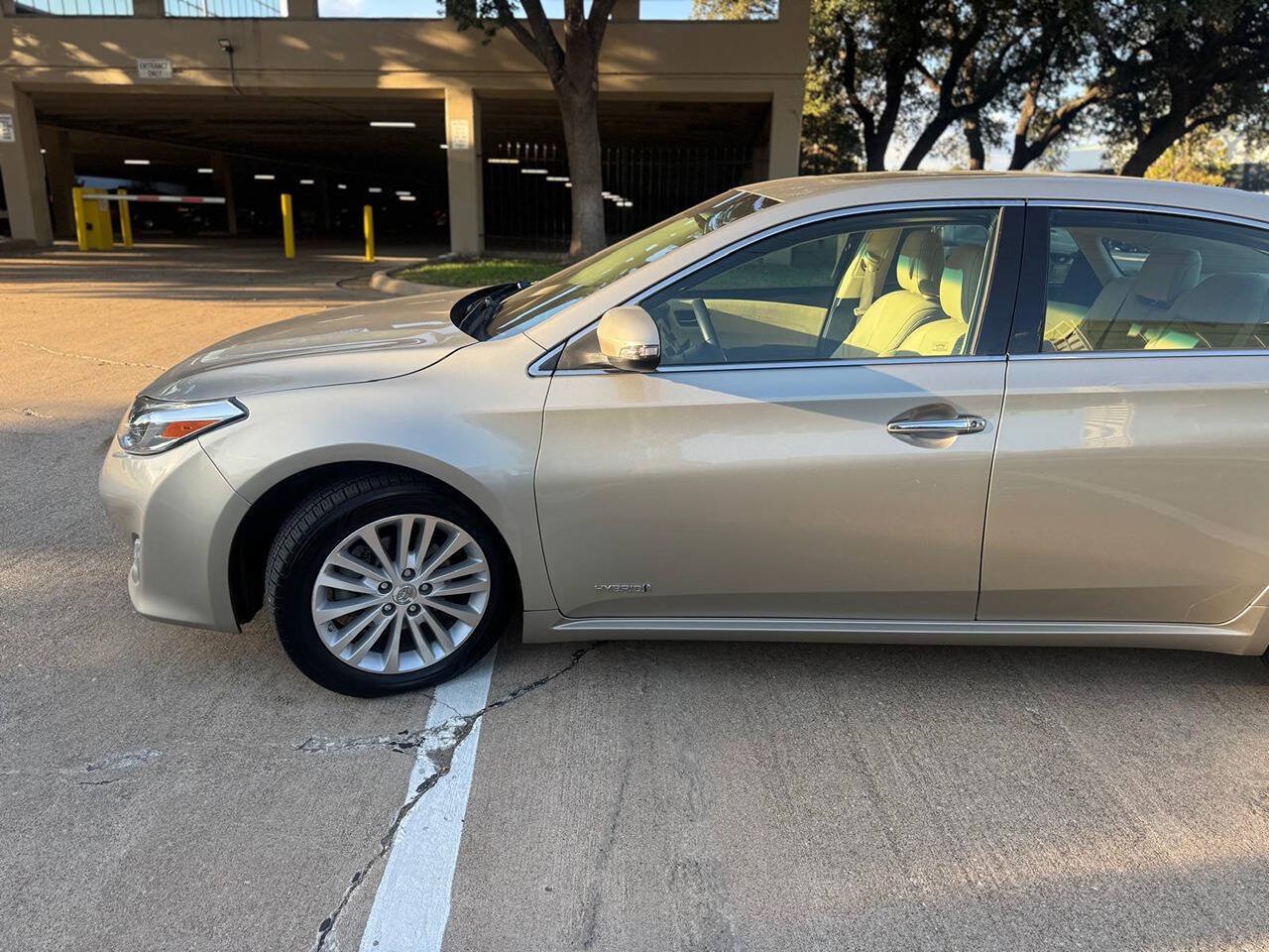 Used 2014 Toyota Avalon XLE Touring FWD image 4