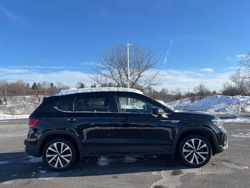 Used 2024 Volkswagen Taos SE image 3