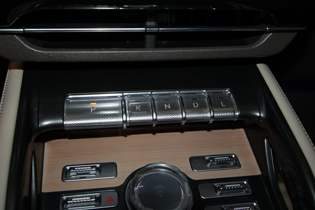 Used 2025 Lincoln Nautilus Reserve AWD/4WD image 19