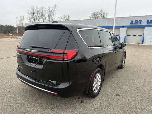 Used 2025 Chrysler Pacifica Select image 7