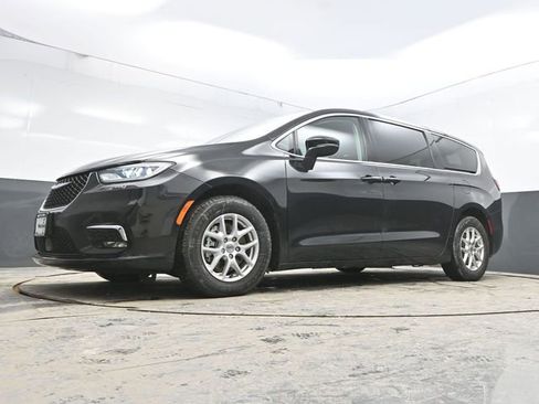 Used 2023 Chrysler Pacifica Touring-L image 39