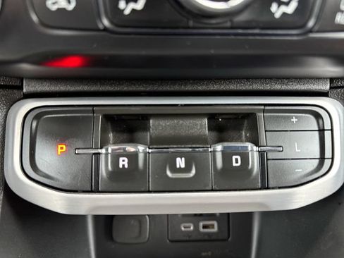 Used 2022 GMC Acadia SLE w/ Driver Convenience Package FWD image 16