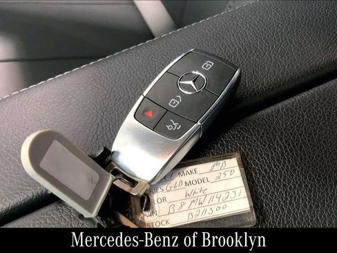 Used 2021 Mercedes-Benz GLB 250 4MATIC image 16