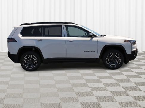 Used 2026 Jeep Cherokee Laredo AWD/4WD image 29