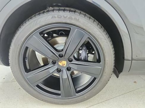 Used 2025 Porsche Cayenne w/ Premium Package image 59