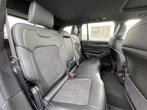 New 2025 Jeep Grand Cherokee Altitude image 27