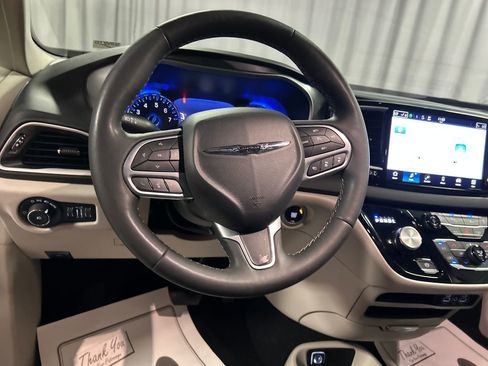 Used 2024 Chrysler Pacifica Touring-L image 15