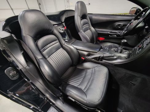 Used 2001 Chevrolet Corvette Convertible w/ Preferred Equipment Group2 RWD image 19