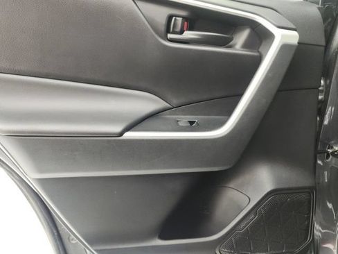 Used 2022 Toyota RAV4 LE FWD image 9